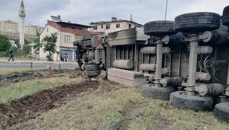 Erzurum'da Freni Boşalan TIR Dehşet Saçtı: Yolcu Otobüsüne Çarptı