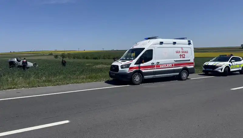 Edirne'de Devrilen Otomobil Kazası: Sürücü ve Eşi Hastaneye Kaldırıldı