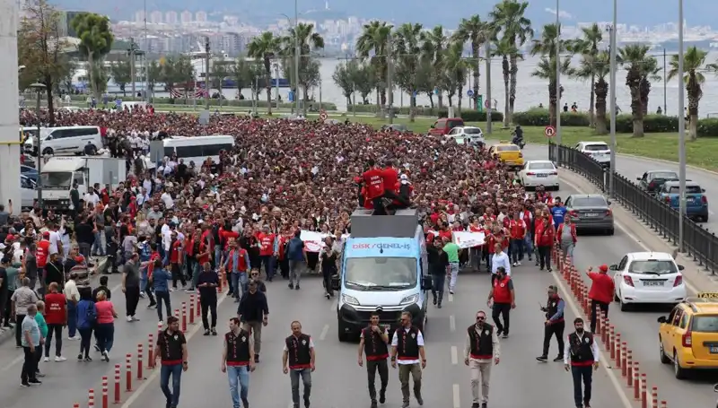 İzmir'de Grevde 4. Gün: İşçiler Hakkını Arıyor, Dayanışma Büyüyor