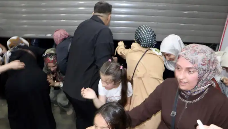 AVM'de Yüzde 50 İndirim Fırtınası: Alışveriş Severler Akın Etti!