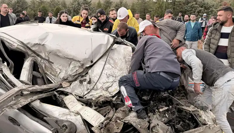 TIR ile Çarpışan Küçük Araç, Kağıt Gibi Ezildi: Kaza Anına Tanıklık Edenler Şokta