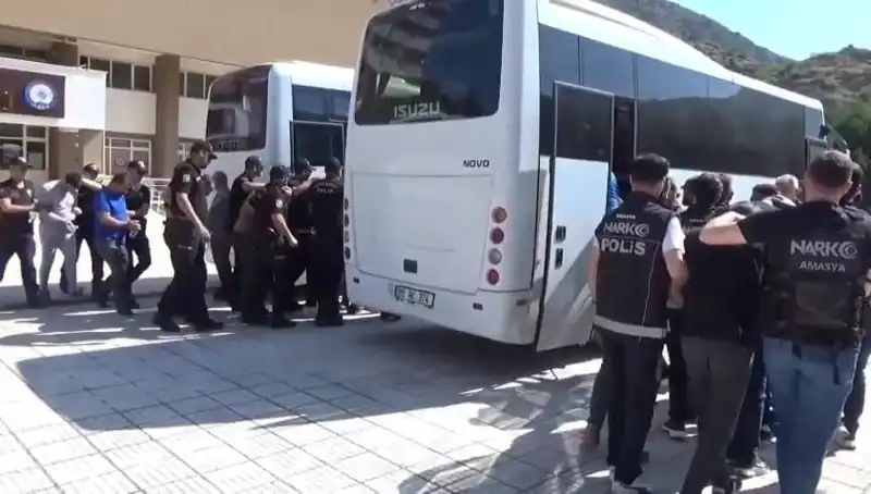 Amasya'da Uyuşturucu Operasyonu: 13 Kişi Tutuklandı, Şehir Alarmda!