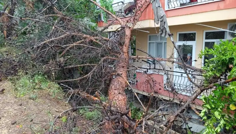 Yağmur, Günlerdir Beklenen Olayı Getirdi: Bina Devrildi!