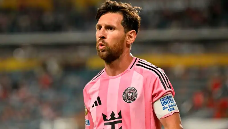 Messi'nin İlk Maçında Son Dakika Şoku: Top Direkten Döndü!