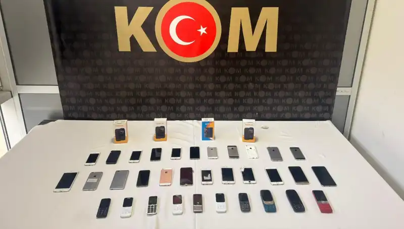 37 Kaçak Cep Telefonu Gümrükte Ele Geçirildi: Sıkı Denetimler Sonucu