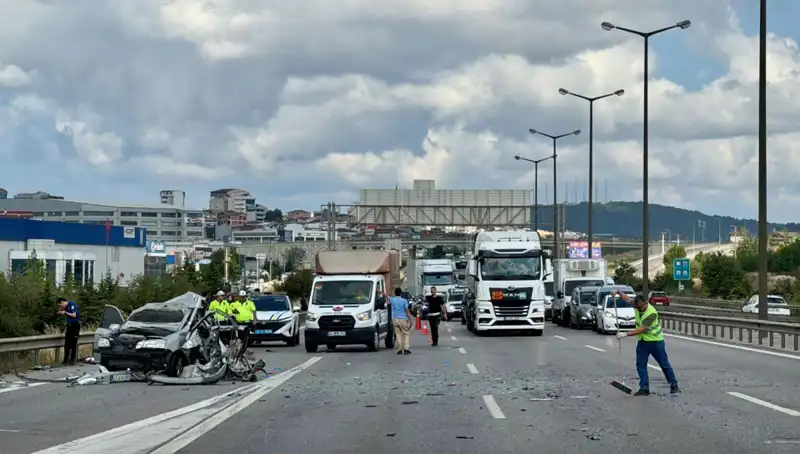 Otoyolda Trafiği Felç Eden Kaza: Üç Kişi Araçta Mahsur Kaldı