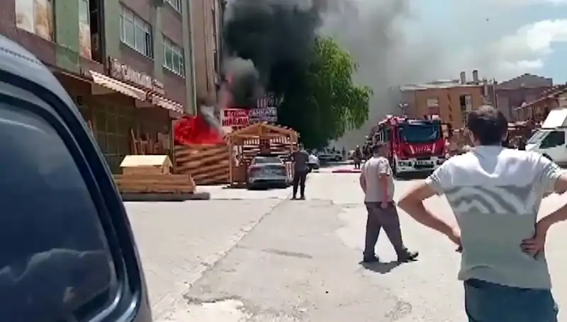 Ankara'da Dev Yangın: İş Yerleri Küle Dönüşüyor!