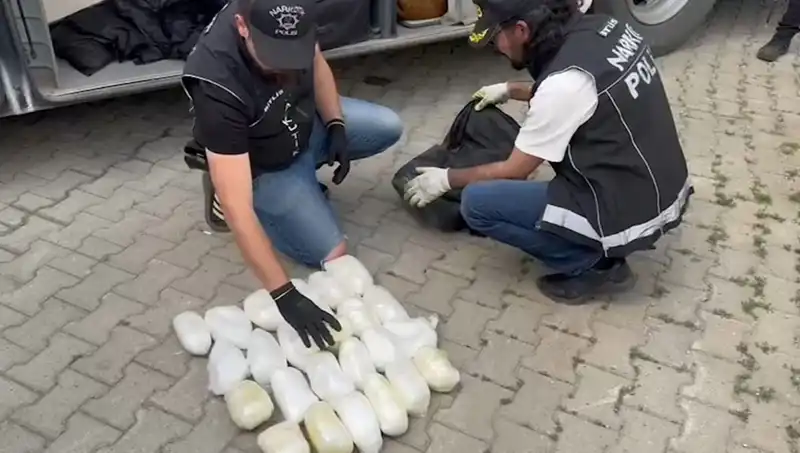 Havaalanında Yolcunun Valizinden 13 Kilo Metamfetamin Ele Geçirildi