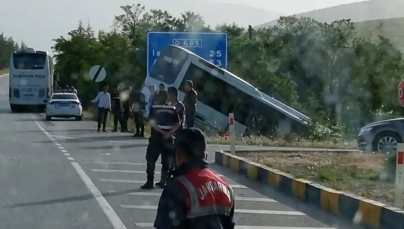 Isparta'da Feci Kaza: Tur Otobüsü Ve Yolcu Otobüsü Çarpıştı!