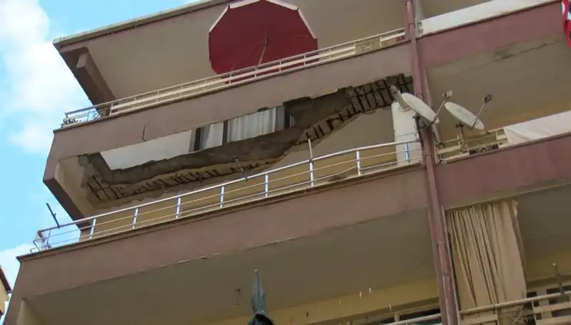 Güngören'de Beş Katlı Binanın Balkonu Bir Anda Çöktü!