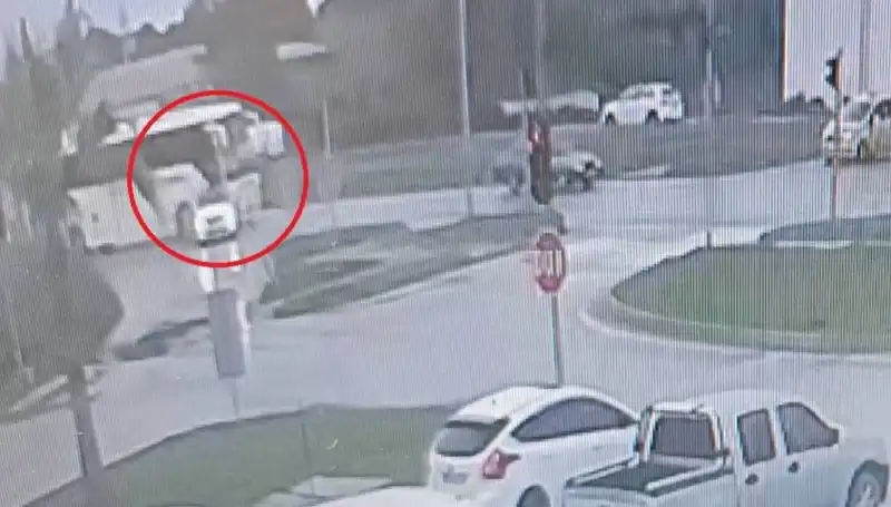 Kırmızı Işıkta Durduğu An Yolcu Otobüsüyle Çarpıştı: Trafik Kazasının Detayları