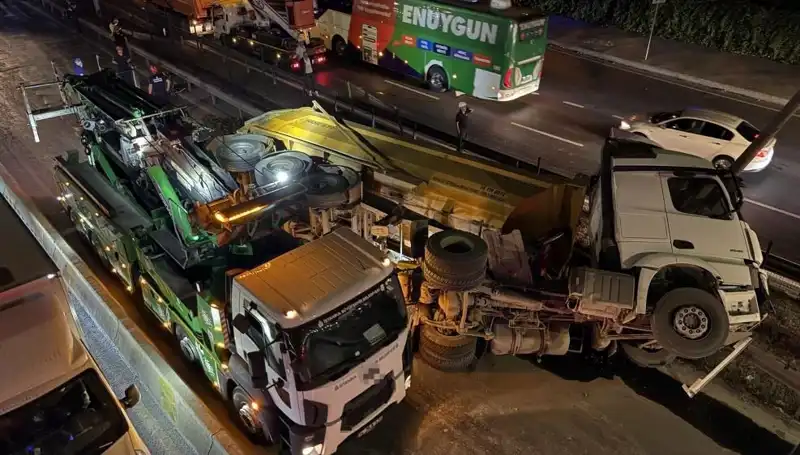 Moloz Yüklü Hafriyat Kamyonu Devrildi: Olay Yerinde Gelişmeler