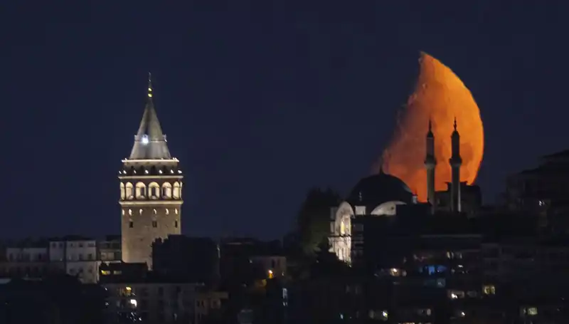 İstanbul’un Yarım Ayı: Geceye Sıra Dışı Güzellik Katıyor
