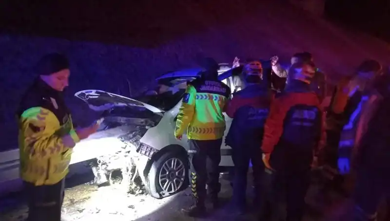 ** Bariyer Otomobile Saplandı: 4 Kişi Yaralandı, Olay Anı Korkutucu!**