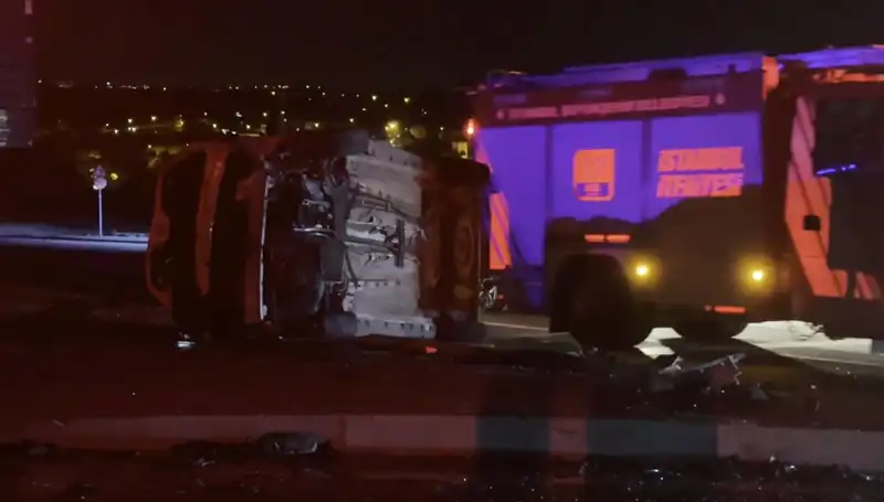 Havalimanı Yolundaki Kaza: Otomobille Çarpışan Araç Takla Attı, 6 Yaralı