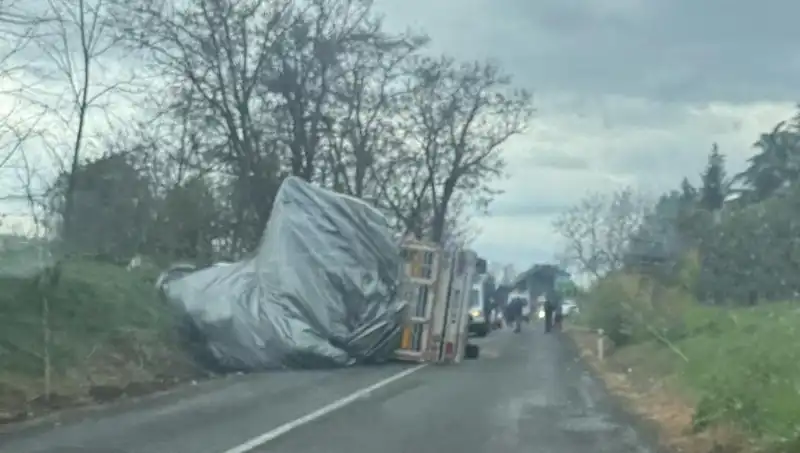Tekirdağ'da Saman Yüklü TIR Devrildi: Bir Yaralı ve Trafik Kaosu!