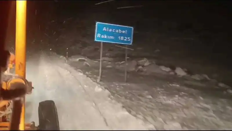 Antalya'da Beklenmedik Kar Sürprizi: Şehir Beyaza Büründü!