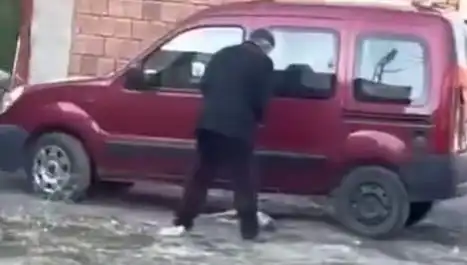 Sokak Ortasında Köpeğe Şiddet: Hayvanseverlerden Sert Tepki Geldi