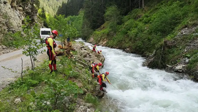 Trabzon'da Dereye Düşen Çocuğun Araması Devam Ediyor: Babasına Adli Kontrol