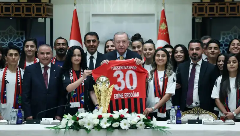 Cumhurbaşkanı Erdoğan, Yüksekovaspor Kadın Futbol Takımı’nı Kabul Etti: Tarihi Anlar Yaşandı