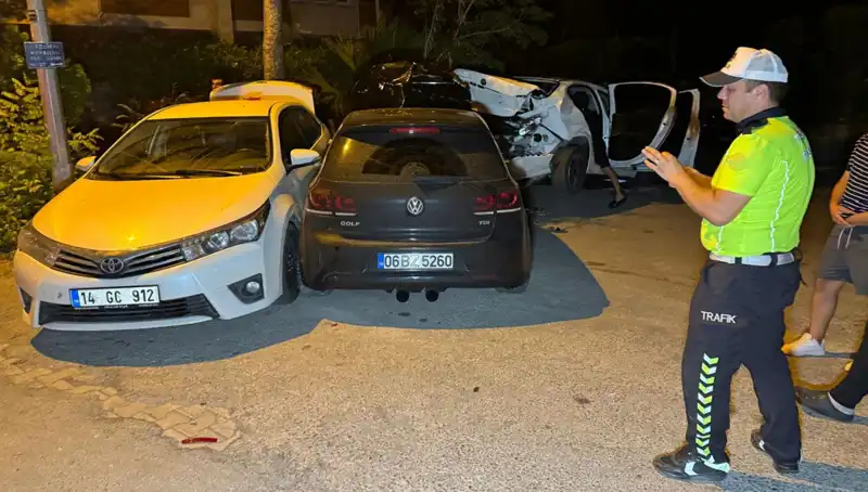 Alkollü Sürücü Sokağı Karanlığa Gömülttü: Üç Araca Çarpıp Kaçtı