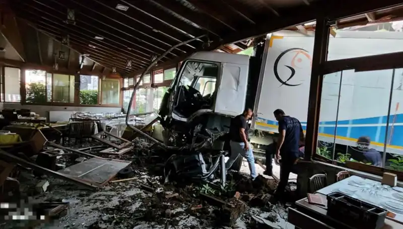 Freni Boşalan Kamyon Restorana Dalınca O Anlar Şok Etti!