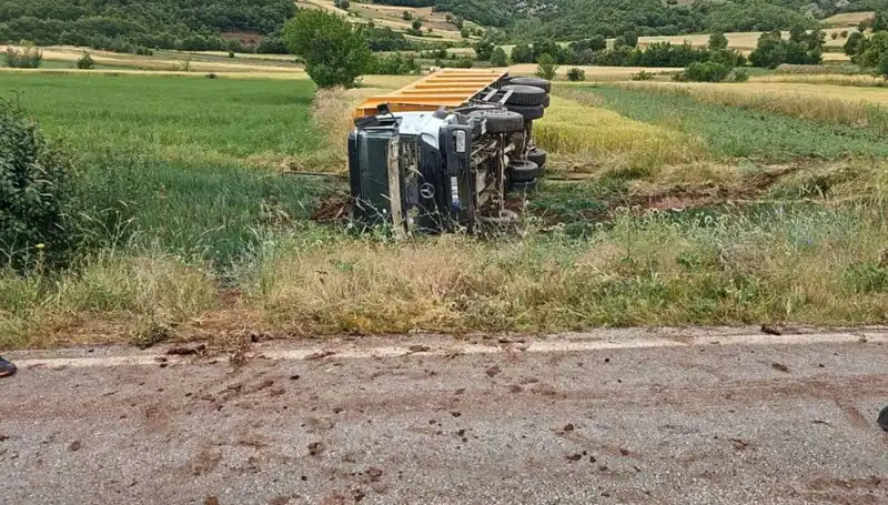 Tokat'ta Devrilen Kamyonun Şoförü Hayatını Kaybetti, Olay Anı Korku Dolu