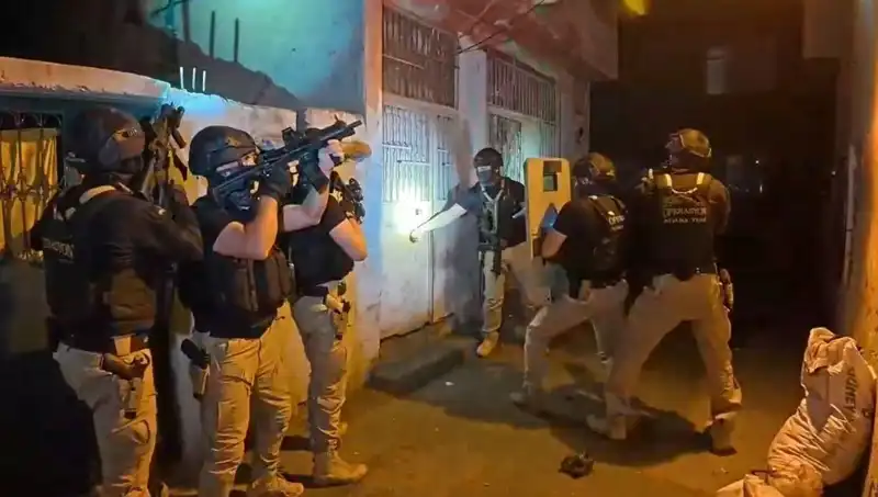 İstanbul'da DAEŞ Operasyonunda 18 Gözaltı: Terörle Mücadele Hız Kazandı!