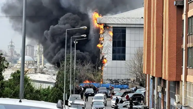 Başakşehir Sanayi Sitesinde Korkutan Yangın: Ekipler Hızla Olay Yerinde