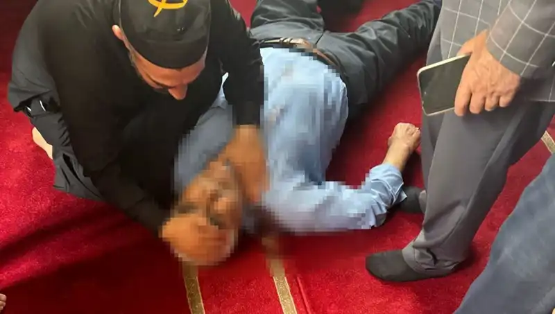 Camide Namaz Kılan Adam Bıçaklı Saldırıya Uğradı! Olayın Perde Arkası Ne?