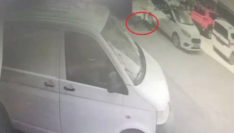Çocuk, Bisiklet Sürerken Hayatını Tehlikeye Attı: Ölümden Döndü!