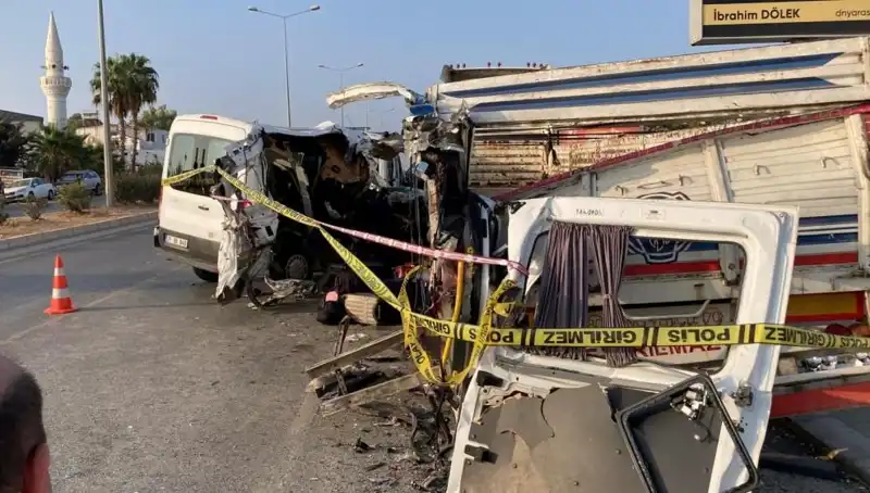Mersin'de Tatil Yolunda Feci Kaza: İki Ölü, 10 Yaralı Çağrısında Bulunan Kazanın Detayları