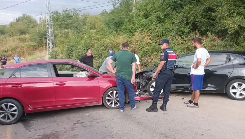 Karamürsel'de Trafik Kazası: İki Araç Çarpıştı, Dört Kişi Yaralandı