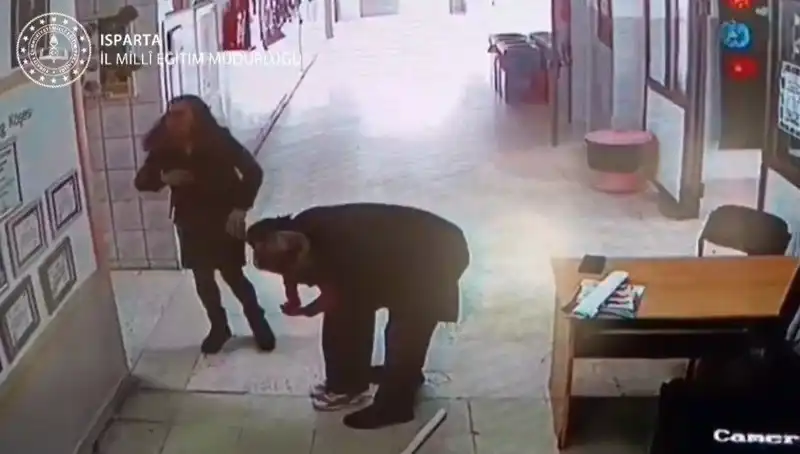 Öğretmen, Heimlich Manevrası ile Öğrencisini Hayata Döndürdü