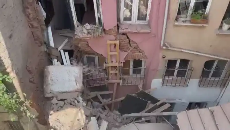 İstanbul'da Sarsıcı Olay: Üç Katlı Binanın Balkonu Neden Çöktü?
