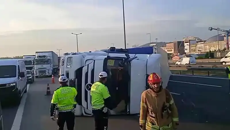 Pendik TEM Otoyolu’nda Devrilen TIR İstanbul Trafiğini Felç Etti