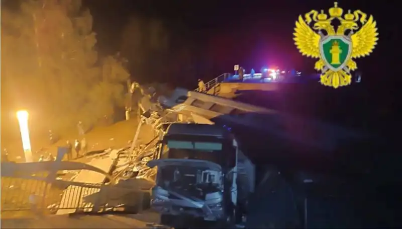 Rusya'da Köprü Faciası: Trenin Üzerine Çöken Yapı Hayatları Tehdit Etti