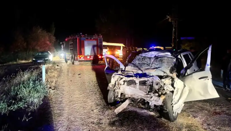 Çiftlik Yolu Kaza Alanı: Ciple Traktör Çarpıştı, 5 Yaralı