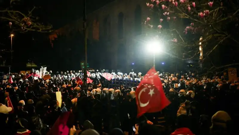 Gazetecilerin Tutuklanmasına Tepki: Gösteriler Sonrası Tahliye Süreci Başladı