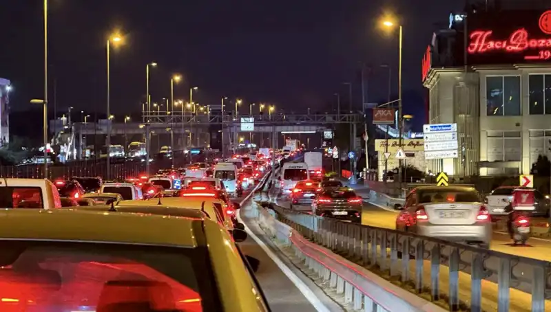 Yenibosna Metrobüs Yaya Üst Geçidinde Yeni Dönem Başladı