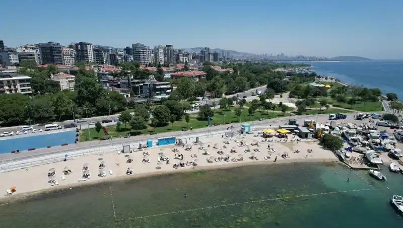 İstanbul'da Sıcak Havalar: Caddebostan Sahili Kalabalıklaştı