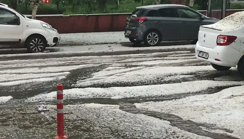 Ardahan'da Dolu Yağışı: Şehir Beyaza Büründü, Doğa Gücünü Gösterdi!