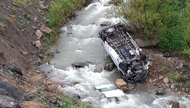 Hakkari'de Minibüs Devrildi: Derede Can Pazarı