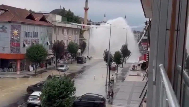 İçme Suyu Hattı Patladı, Şehirde Su Fışkırdı: Son Durum Nedir?
