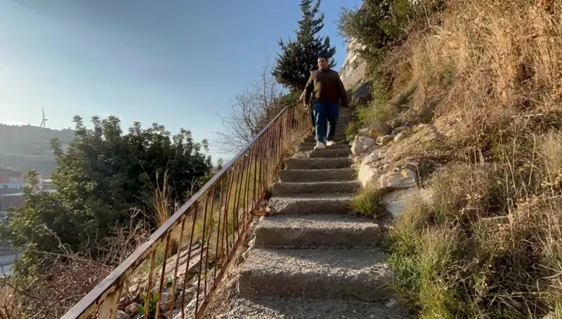Uçurum Kenarındaki Tepenin Evsizleri: 107 Basamaklı Merdivenle Mücadele