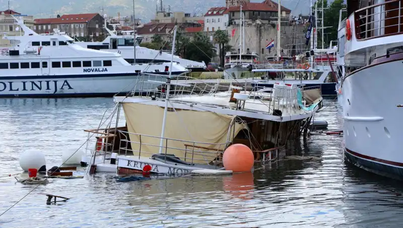 Hırvatistan'da Fırtına ve Yağışlar: Feribot Kazası Gemi Batırdı