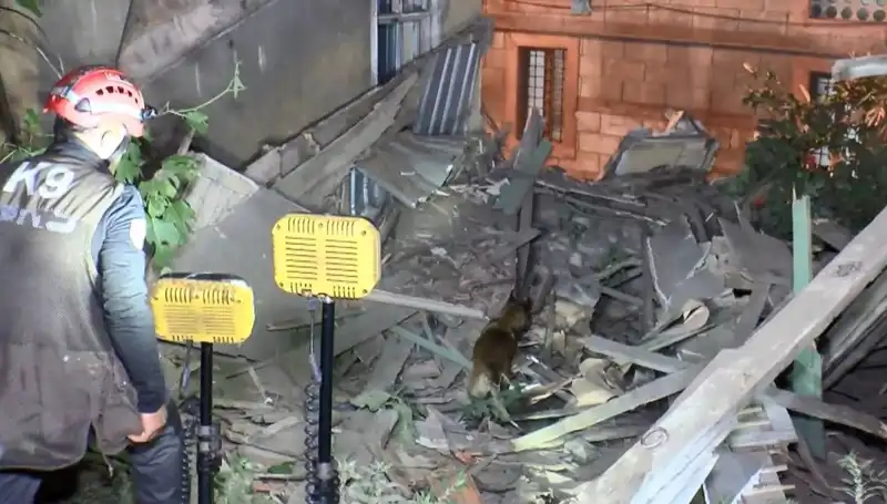 İstanbul'da Deprem Sonrası Çöken Bina: Olayın Detayları ve Etkileri
