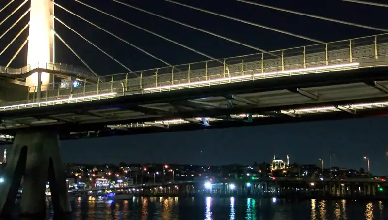 Metro Köprüsünden Deniz Suyuna Düşen Kişi İçin Arama Çalışmaları Devam Ediyor