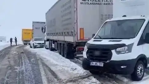 Kars-Ardahan Karayolunda Kar Yağışı TIR'ları Kara Sapladı!