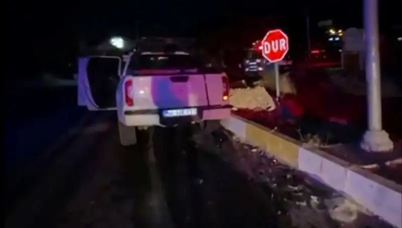 İzmir'de Kamyonet ile Hafif Ticari Araç Çarpıştı: 7 Yaralı